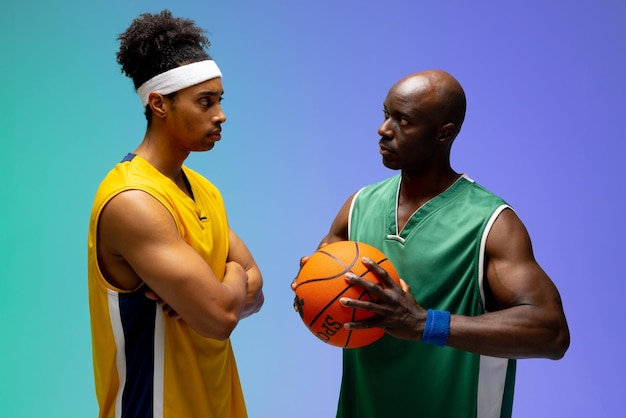 Obraz przedstawiający dwóch różnych koszykarzy stojących naprzeciw siebie na tle od fioletowego do zielonego