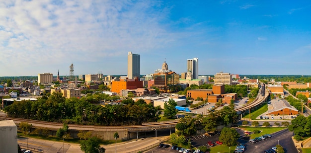 Obraz Przedstawiający Panoramiczną Panoramę Fort Wayne Z Budynkami, Drzewami I Drogami