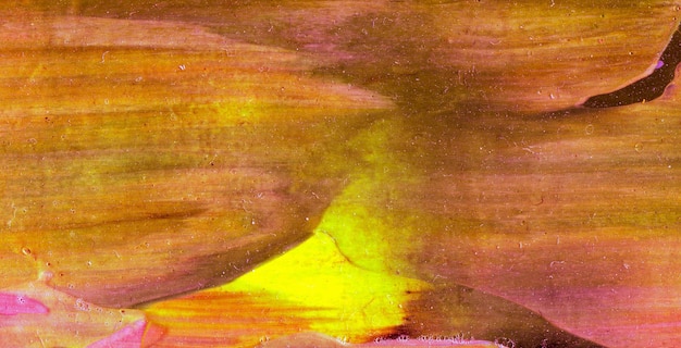 Obraz przedstawiający żółto-pomarańczowe niebo z napisem „zachód słońca”.