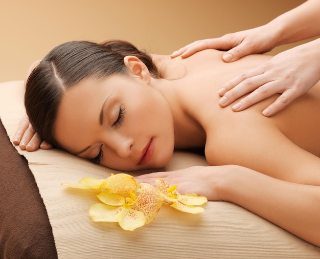 obraz spokojnej pięknej kobiety w salonie masażu