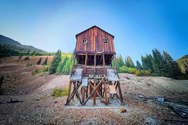 Obraz starego opuszczonego budynku wydobywczego drewna schowanego w pustych górach