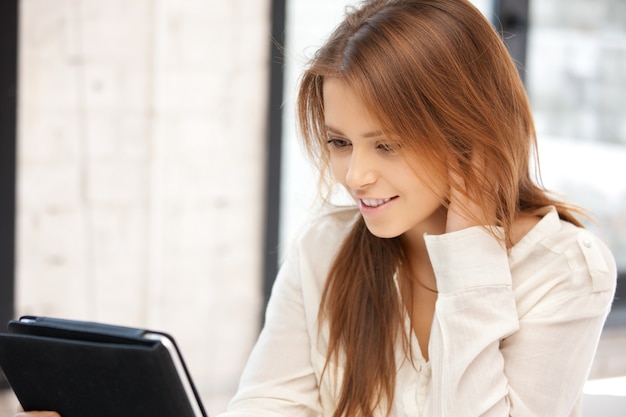 obraz szczęśliwej kobiety z komputerem typu tablet pc