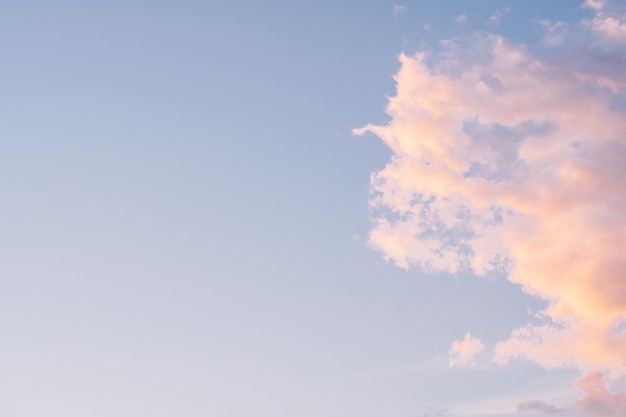 Obraz tła niebieskiego jasnego nieba z pastelowymi różowymi i białymi chmurami Piękny wzór nieba w pogodny słoneczny dzień