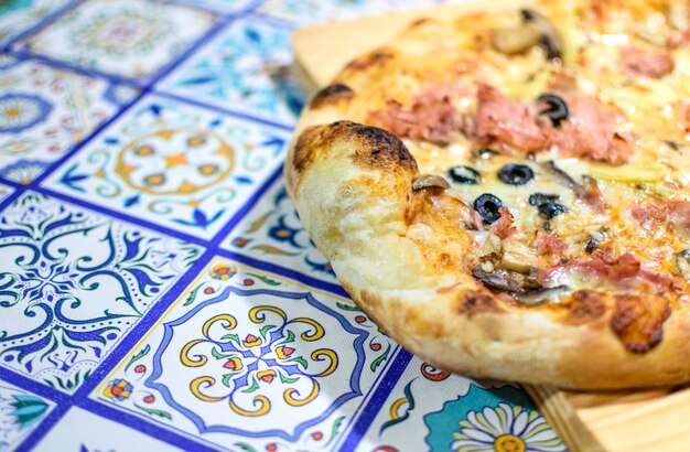 Obraz tradycyjnej włoskiej pizzy z miejsca na kopię