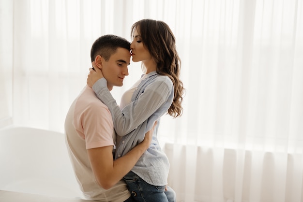 Obraz urocza brunetka para zakochanych mężczyzna i kobieta przytulanie razem w mieszkaniu. Skopiuj miejsce