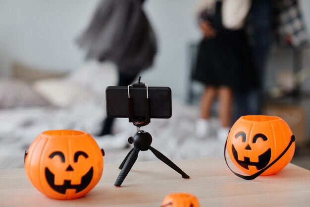 Obraz W Tle Smartfona Na Statywie Z Halloweenowymi Wiaderkami I Ozdobami Halloweenowa Transmisja Na żywo ...