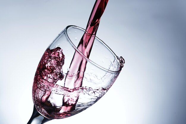 Obraz wlewający czerwone wino do kieliszka