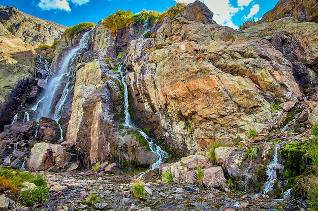 Obraz wodospadów spływających po krawędzi skały w górach