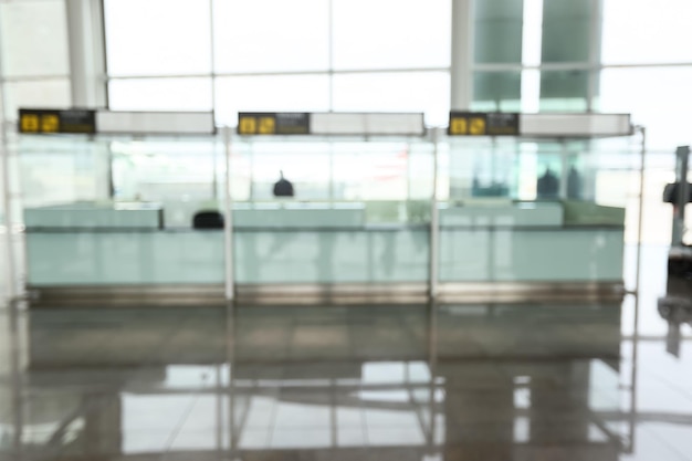 Obraz zamazany jako abstrakt tła i może być ilustracją artykułu przedstawiającego ludzi na międzynarodowym lotnisku
