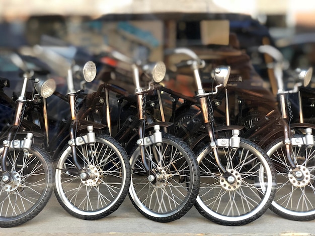 Zdjęcie obraz zaparkowanych rowerów z przesunięciem nachylenia