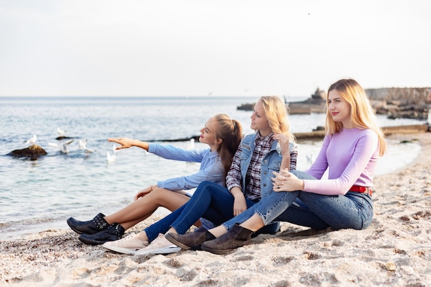 Obrazek grupa kobiety ma zabawę na plaży
