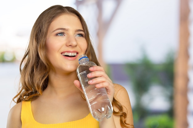 Obrazek piękna kobieta z butelką woda