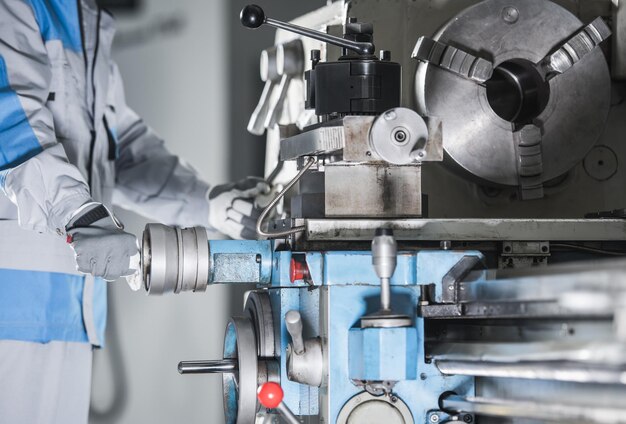 Zdjęcie obrazy metalowe operator maszyn przemysłowych współczesne technologie
