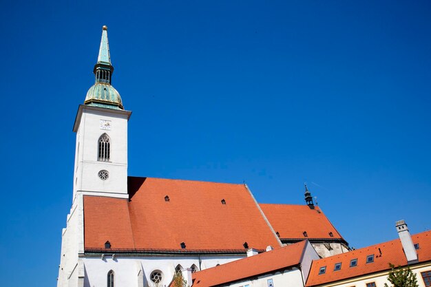 Obrazy zabytkowych budynków otoczonych ogrodami i parkami w Bratysławie na Słowacji.