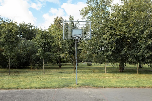 Obręcz do koszykówki na placu zabaw w parku miejskim