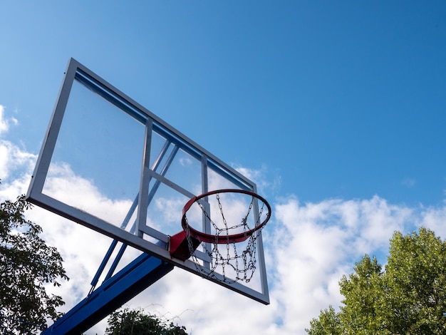 Obręcz do koszykówki na tle błękitnego nieba