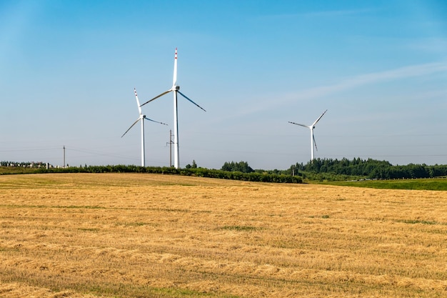 Obrotowe łopaty śmigła Wiatraka Na Tle Błękitnego Nieba Wytwarzanie Energii Wiatrowej Czysta Zielona Energia