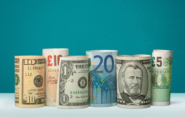 Obrukowane dolary i banknoty euro na biurku