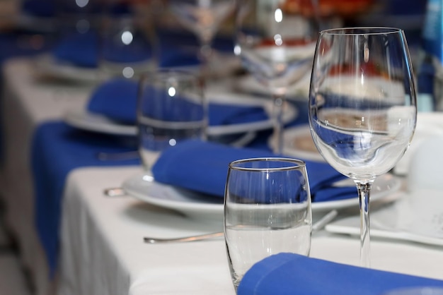 Obsługa stołu bankietowego w restauracji w niebiesko-białym stylu