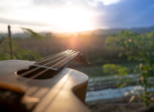 Zdjęcie obsługiwać ukulele akord na nieostrość