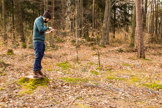 Obsługuje brać fotografię z smartphone w lesie