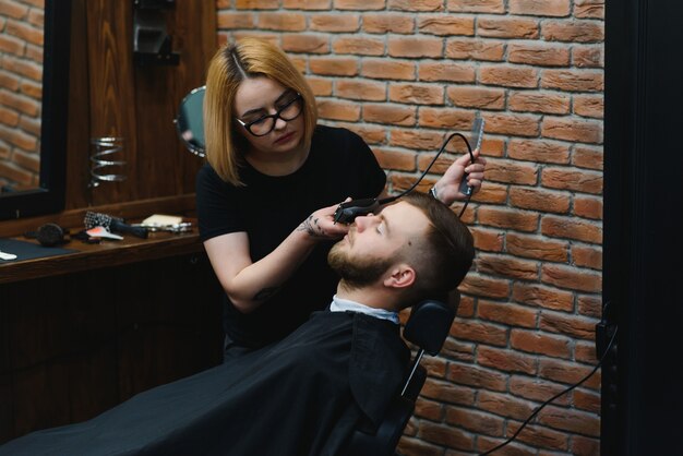 Obsługuję klienta w Barbershop.