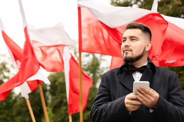 Obsługuje mienia smartphone z flaga Polska behind