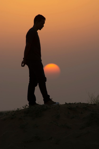 Obsługuje Pozycję Na Piasek Diunie Z Zmierzchem, Jaisalmer, India