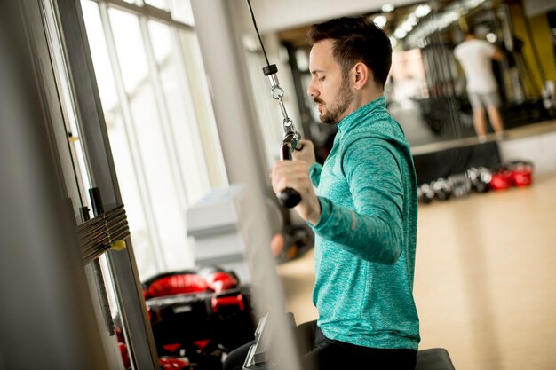 Obsługuje Robić Excersise Na Lat Maszynie W Gym