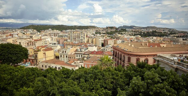 Obszar portu miasta Cagliari wzięty z góry, gdzie jest wyraźnie widoczny