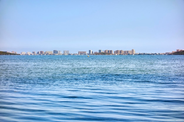 Obszar turystyczny apartamentów w La Manga del Mar Menor widziany od wewnątrz wspomnianego morza w pogodny dzień błękitnego nieba