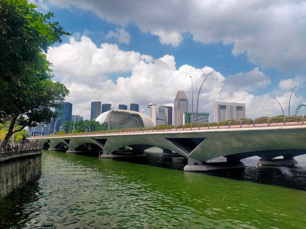 Obszar zatoki Singapuru z niebieskim niebem