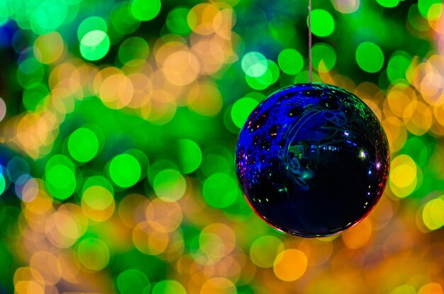 Zdjęcie obwieszenie baubles do dekoracji na święta bożego narodzenia z kolorowym bokeh z światła i innych baubles