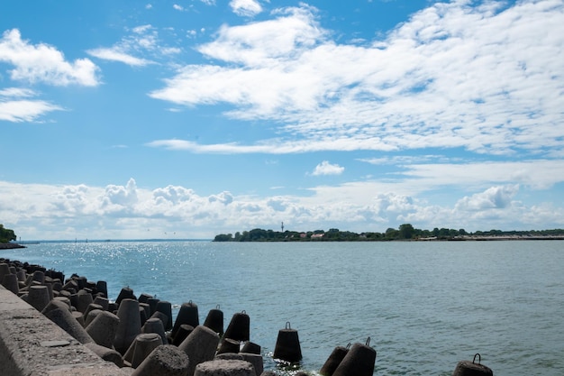 Obwód Kaliningradzki wybrzeże bursztynowe lato seascape białej plaży z sezonową roślinnością Morze Bałtyckie Mierzeja Bałtycka okładka na notebooki miejsce na tekst bałtijsk rosja