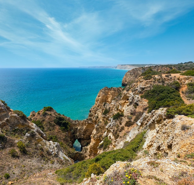 Ocean Atlantycki lato skaliste wybrzeże widok Ponta da Piedade Lagos Algarve Portugalia