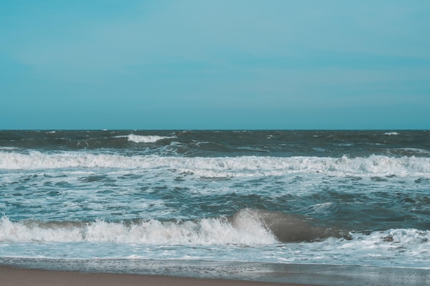 Ocean Burzowe Fale Dramatycznie Rozbijają Się Rozpryskiwanie Niebo Linia Horyzontu Krawędź Wody Morskiej Natura Widok Z Przodu Morski Tapety Projekt Zła Pogoda Zachmurzenie Zachmurzenie Ciemnozielony Turkus Niebieski Odcień Blady Mat