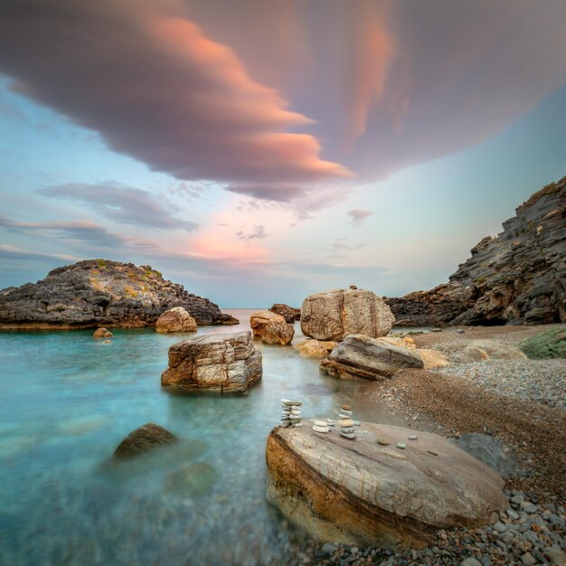 Ocean Landscape Sunset Sea Wieczór na wybrzeżu Wielkie skały i kolorowe dramatyczne chmury Piękny krajobraz