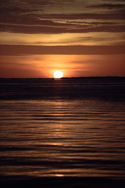 Ocean Morze Zachód Słońca Koncepcja Podróży Koncepcja Natury Spokojne Morze Z Zachodem Słońca Niebo I Słońce Przez Chmury...