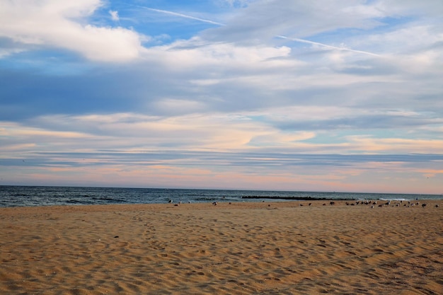 Ocean Niebo Fala Piasek I Plaża Z Zachodem Słońca