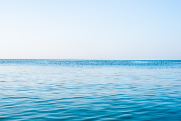 Ocean Spokojny Morze I Niebieskie Niebo Tło