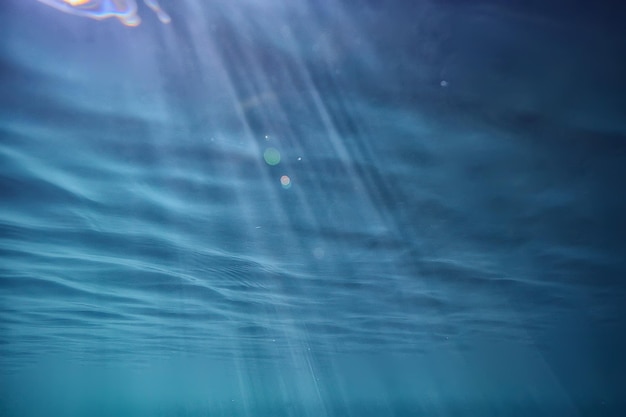 ocean woda niebieskie tło podwodne promienie słońce / abstrakcyjne niebieskie tło natura woda