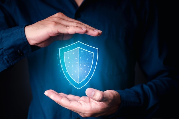 Zdjęcie ochrona danych lub sieci mężczyzna, który trzyma ikonę ochrony przed wirusem tarczy