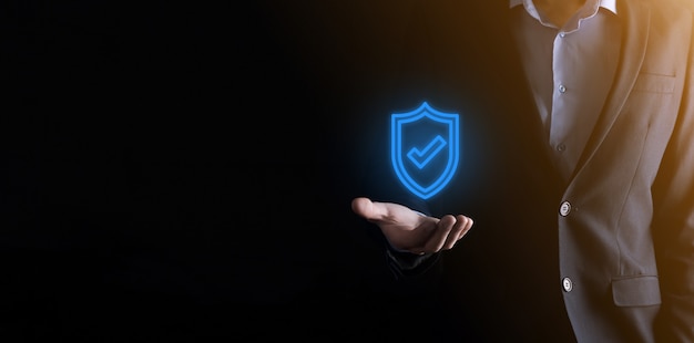 Ochrona komputera bezpieczeństwa sieci w rękach biznesmena. biznes