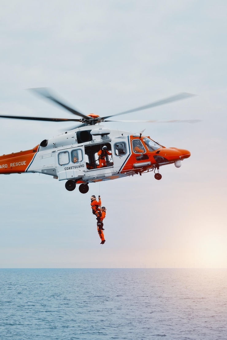 Zdjęcie ochrona morska na morzu helikopter straży przybrzeżnej na miejscu pomoc dla ludzi i statków w odst
