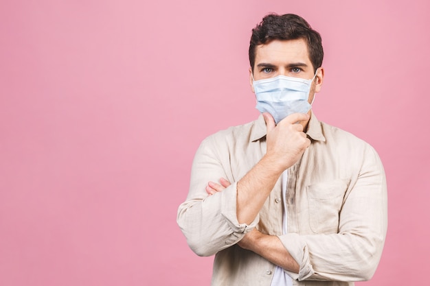 Ochrona przed chorobą zakaźną, koronawirusem. Mężczyzna nosi higieniczną maskę, aby zapobiec infekcji, chorobom układu oddechowego w powietrzu, takim jak grypa, 2019-nCoV Odosobniony.