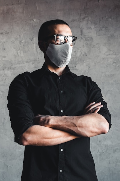 Ochrona przed chorobą zakaźną, koronawirusem. Mężczyzna noszący higieniczną maskę, aby zapobiec infekcjom, chorobom układu oddechowego przenoszonym drogą powietrzną, takim jak grypa, 2019-nCoV.