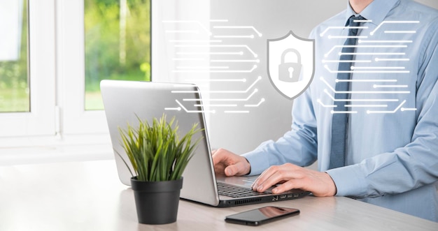 Ochrona sieci bezpieczeństwo komputer i ochrona danych koncepcja Biznesmen trzymający tarczę chroń ikonę kłódki symbol koncepcja bezpieczeństwa cyberbezpieczeństwa i ochrony przed zagrożeniami
