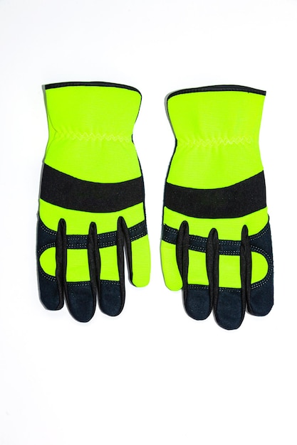 Ochronne robocze czarne i zielone rękawiczki na białym tle