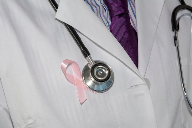 Zdjęcie octor trzyma różową wstążkę międzynarodowy dzień raka piersi 7 października