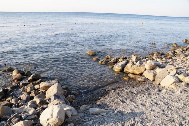 Oczyszczone wejście do wody na kamienistej plaży